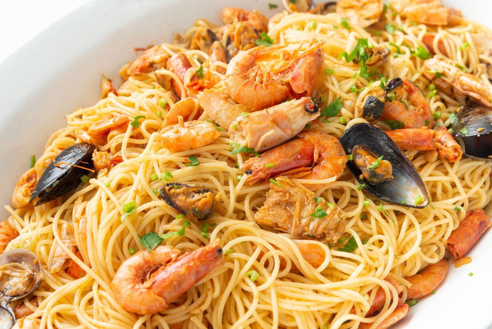 piatto di spaghetti con frutti di mare
