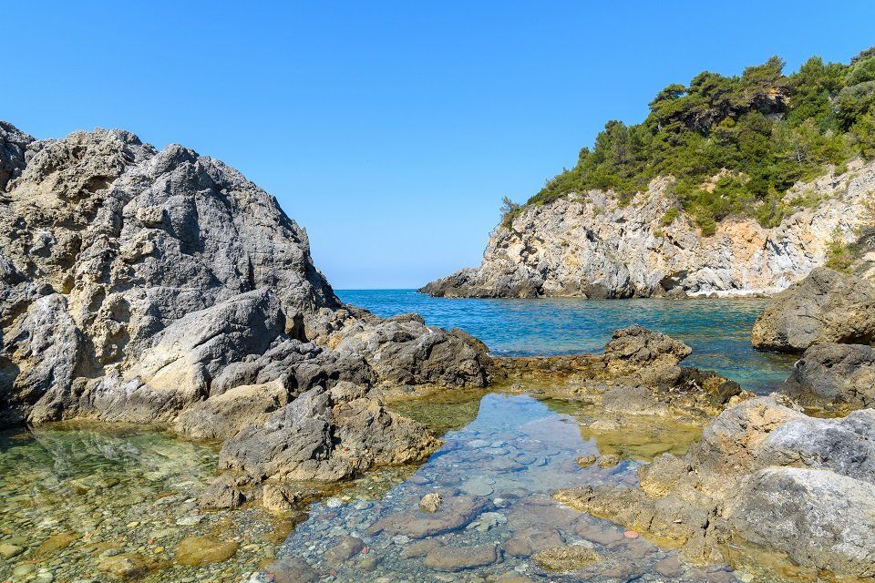 spiaggia rocciosa in Toscana