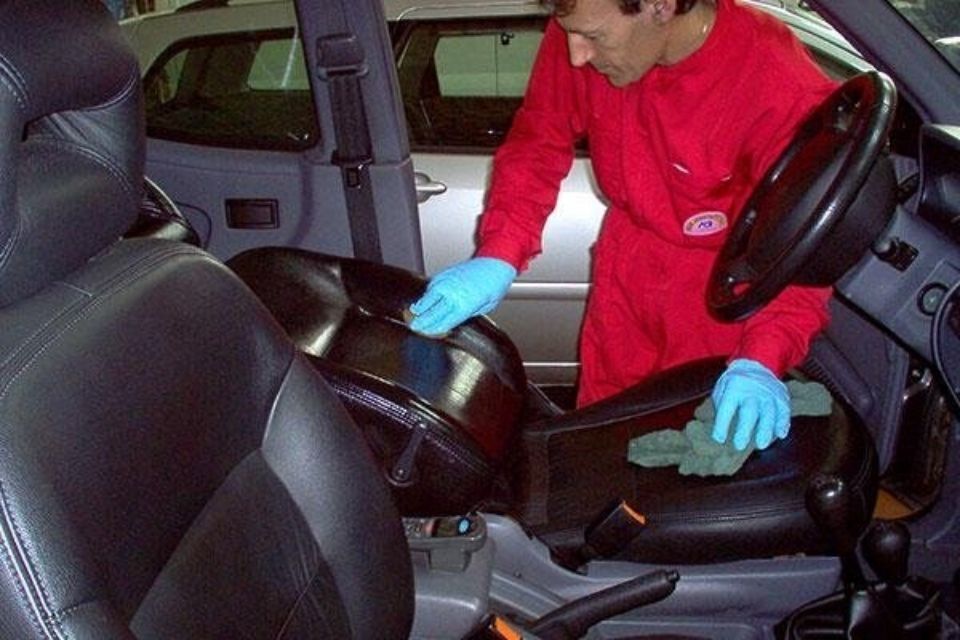 Lucidatura sedile auto