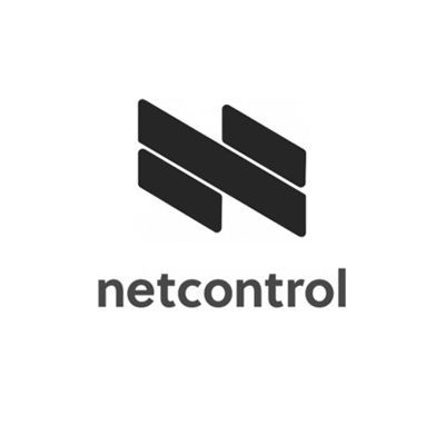 Netcontrolin logo, tummanharmaa N-kirjaimen muoto, joka koostuu kolmesta kulmikkaasta suorakulmiosta. Sana