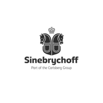 Sinebrychoffin logo: kilpi, jossa on kaksi hevosta, kruunu, yrityksen nimi ja teksti