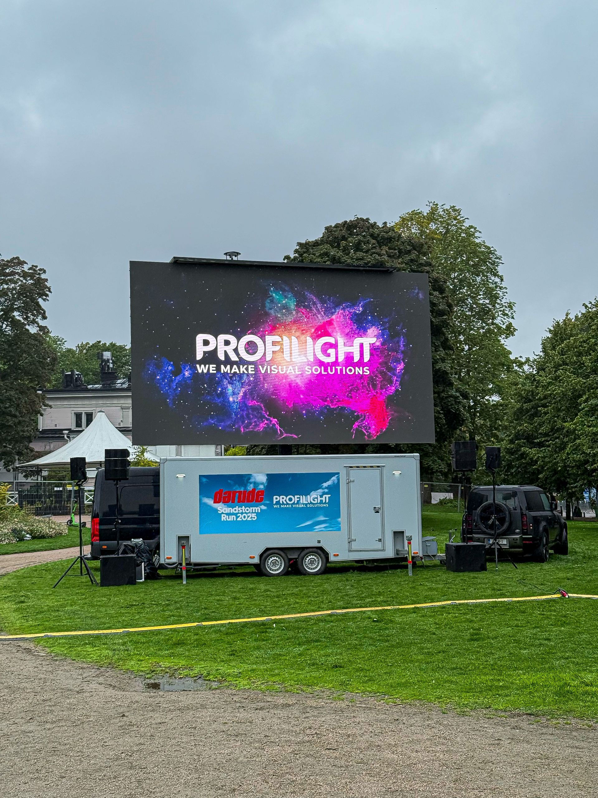 Perävaunun suuri LED-näyttö, jossa näkyy värikäs 