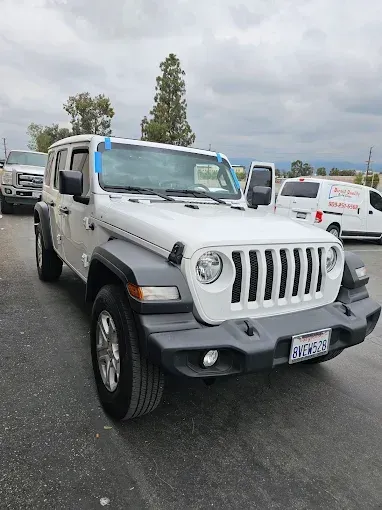 Jeep Wrangler auto glass repair near Mentone, CA
