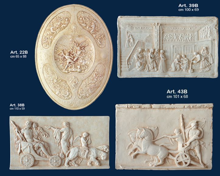 Quattro placche antiche color crema con bassorilievi raffiguranti figure classiche su sfondo blu scuro.