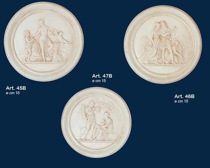 Tre medaglioni circolari in avorio a rilievo su sfondo blu scuro, ciascuno raffigurante figure classiche.