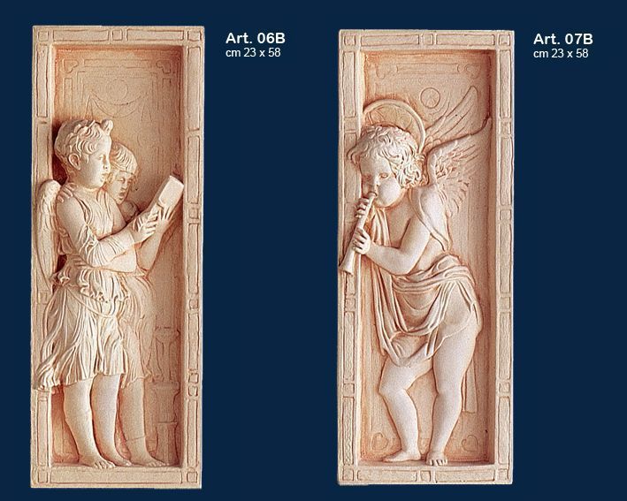 Due pannelli beige intagliati a rilievo, raffiguranti figure in piedi, contrassegnati dalle sigle Art. 06B e Art. 07B su sfondo blu scuro.