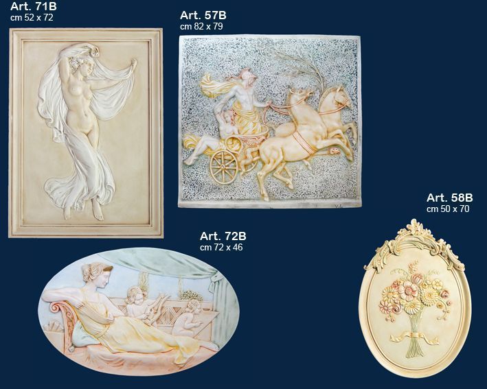 Quattro placche intagliate a rilievo color crema su sfondo blu scuro, raffiguranti figure classiche e motivi floreali.