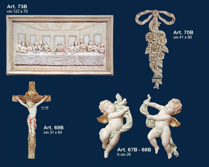 Catalogo di arte religiosa su sfondo blu: bassorilievi della Natività, fiocchi decorativi, crocifissi e figure di cherubini.