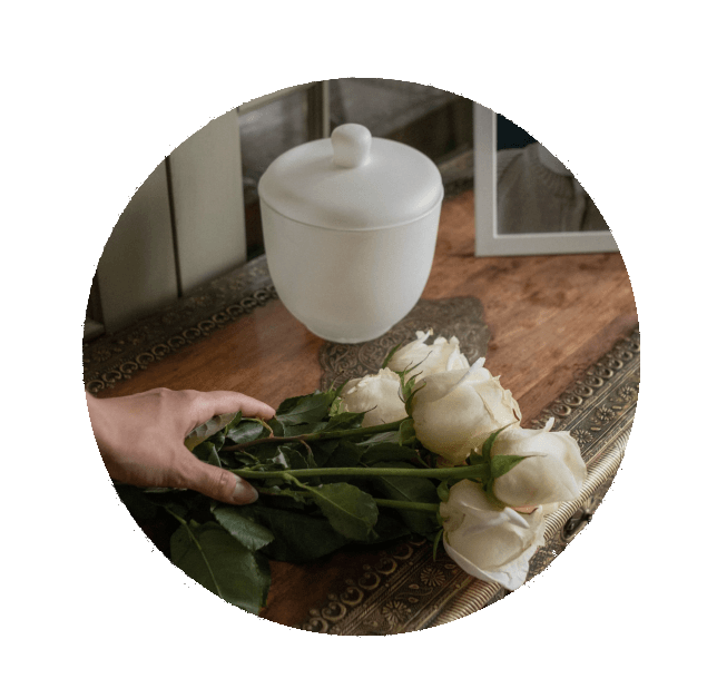 madre con bambino davanti a una tomba 