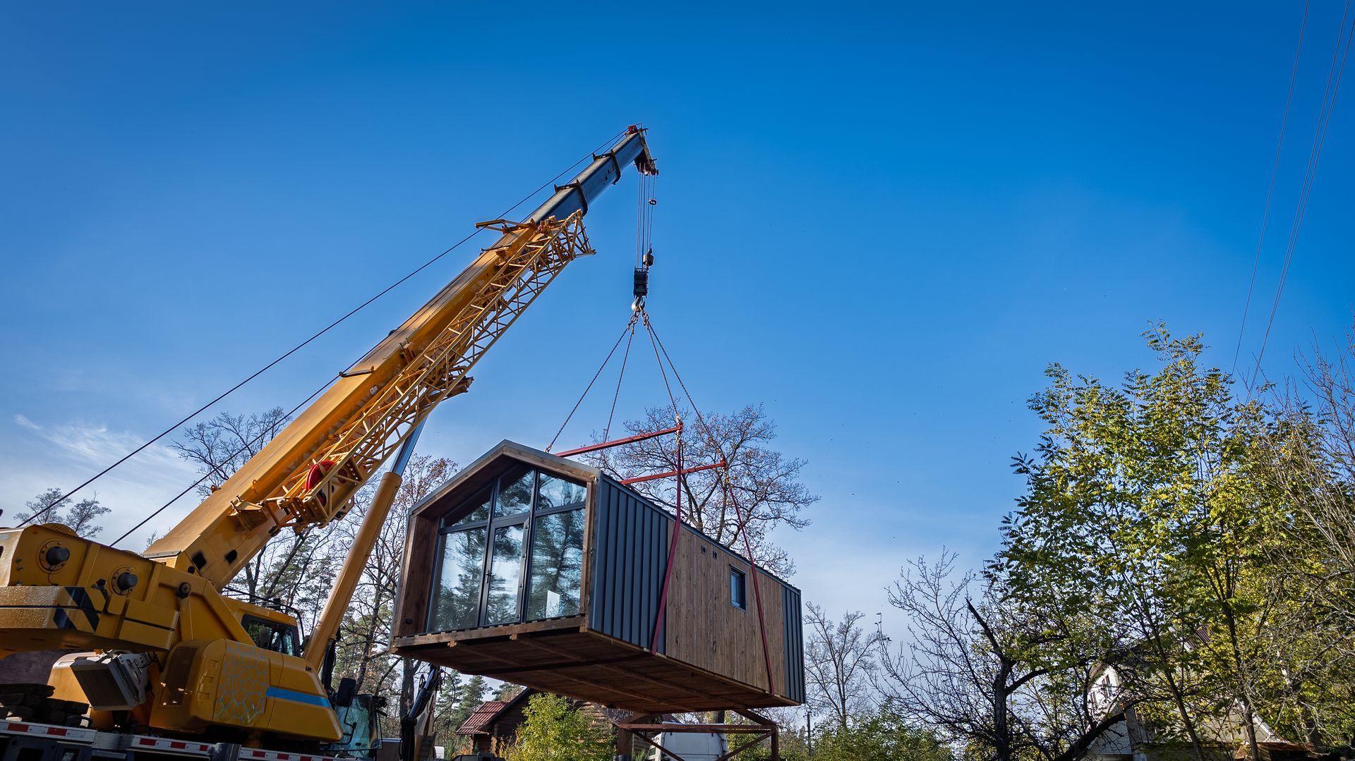 The process of transporting a house with a truck crane. The process of transporting a house with a truck crane.