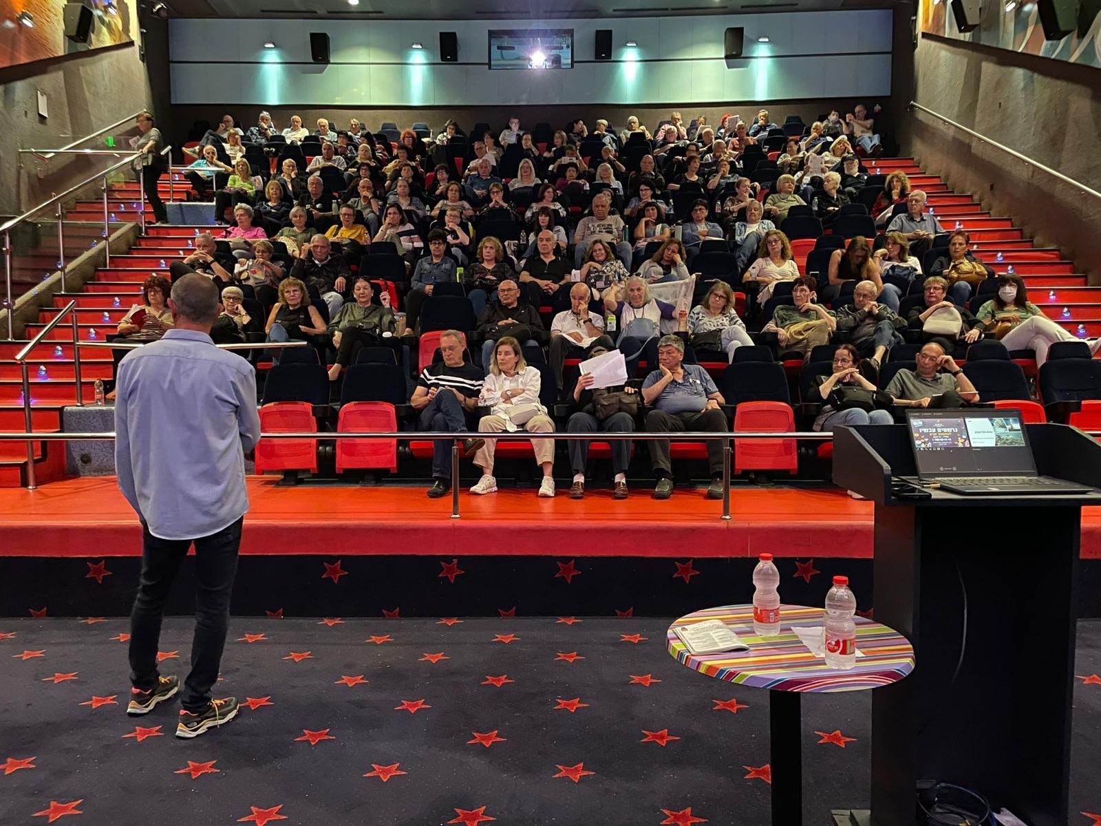 תמונה מתוך הרצאה של גור תירוש