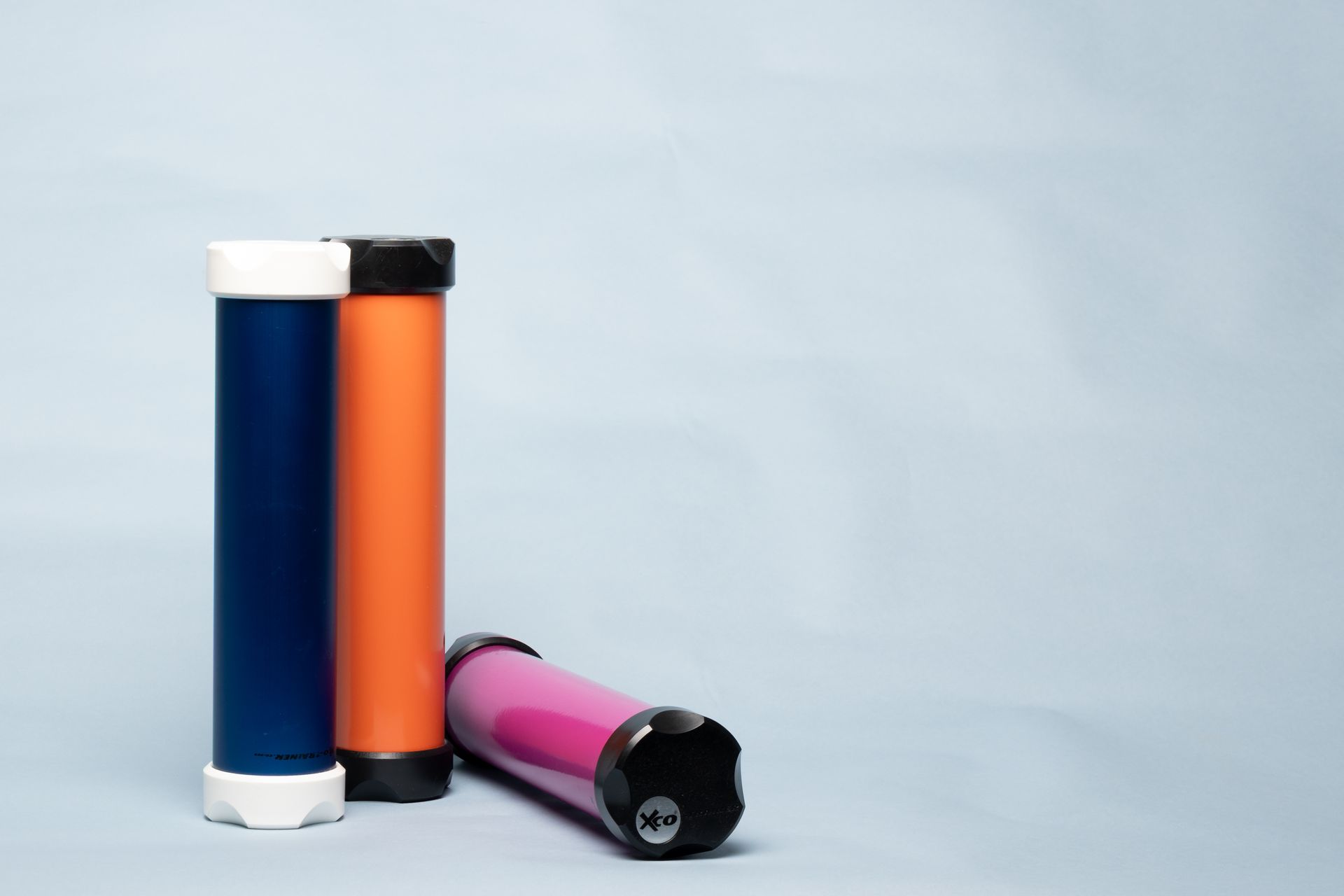 Vrouw in de sportschool doet een dumbbell row-oefening. Blauwe en witte kamer met apparatuur.