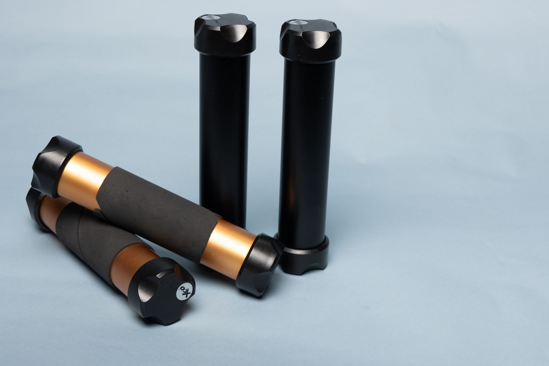 Persoon staat met zijn voeten dicht bij een halter op de vloer van een sportzaal.