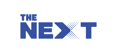De tekst in het logo luidt "THE NEXT" in blauw, waarbij de letter "X" is vormgegeven als een chevron en een stippenpatroon.