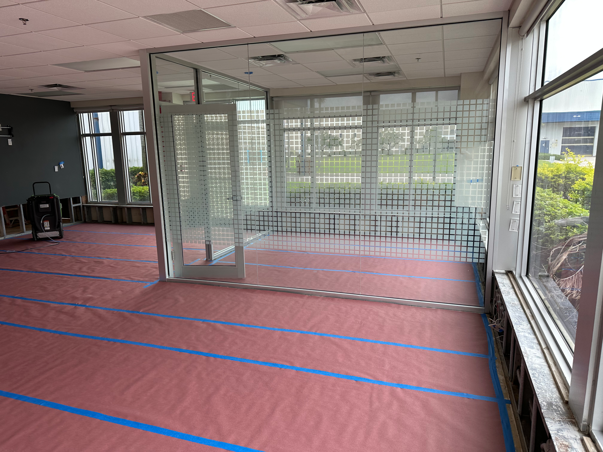 A large room with a lot of windows and a pink floor.