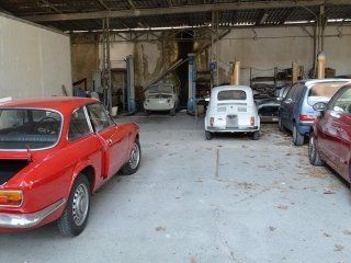 Auto rossa e auto bianca