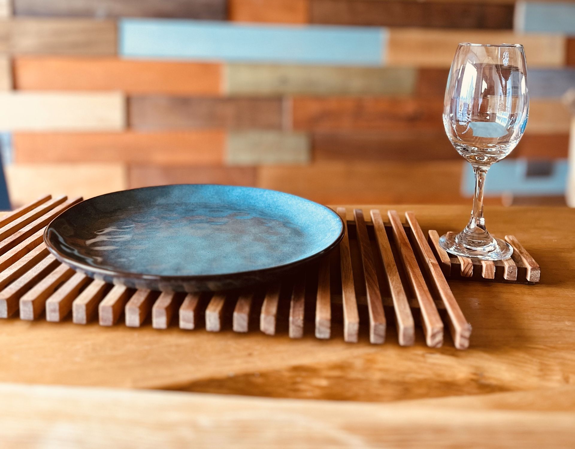 Un peine de madera reposa encima de una manta blanca.