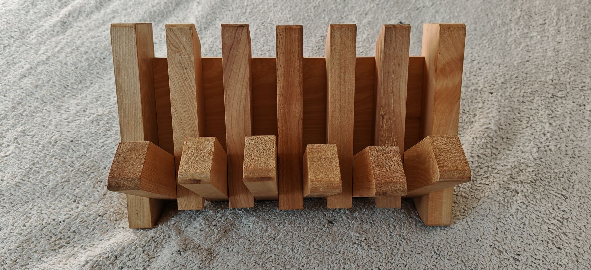 Una jabonera de madera está sobre una mesa.