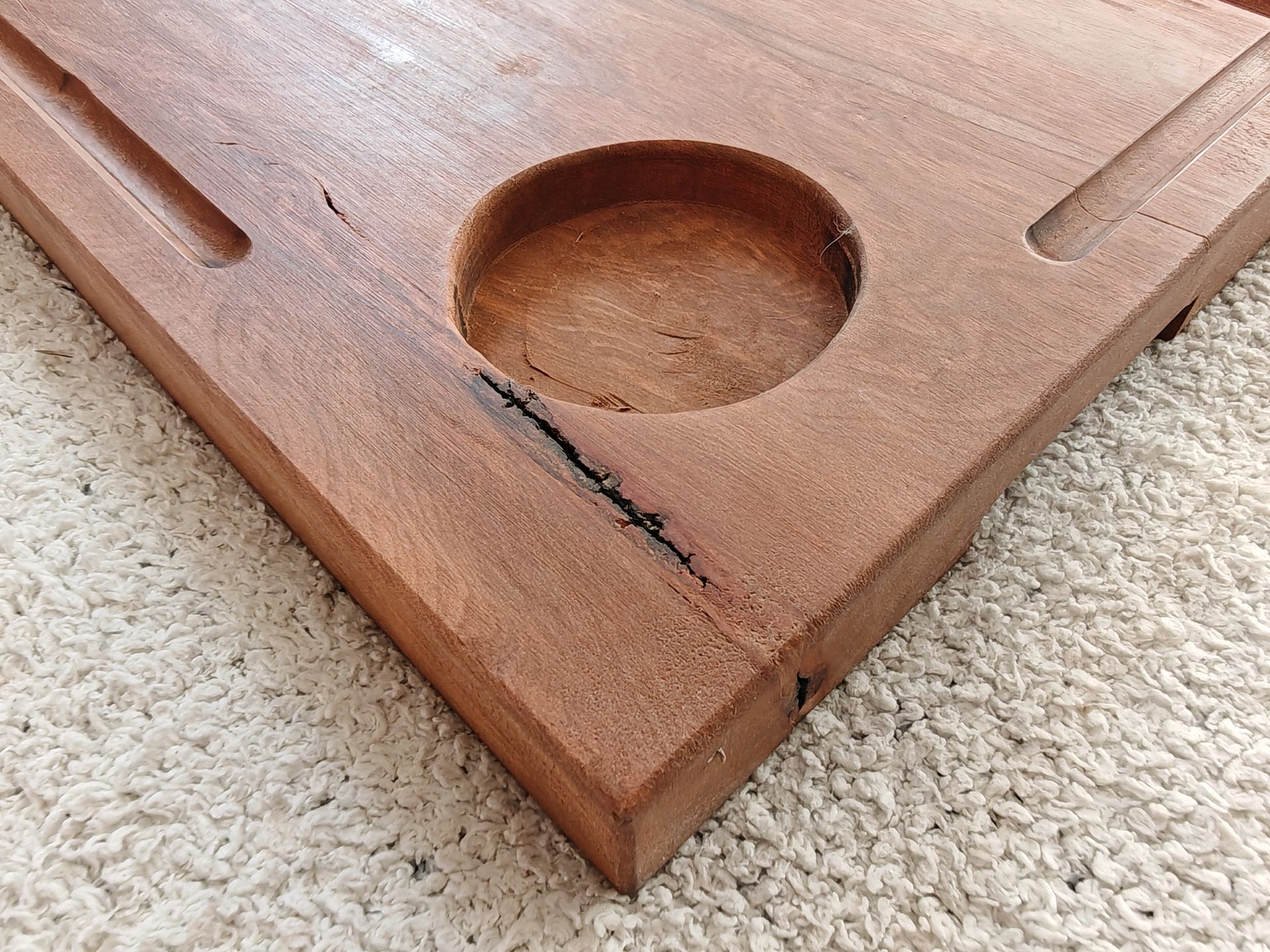 Una bandeja de madera con un agujero en el medio