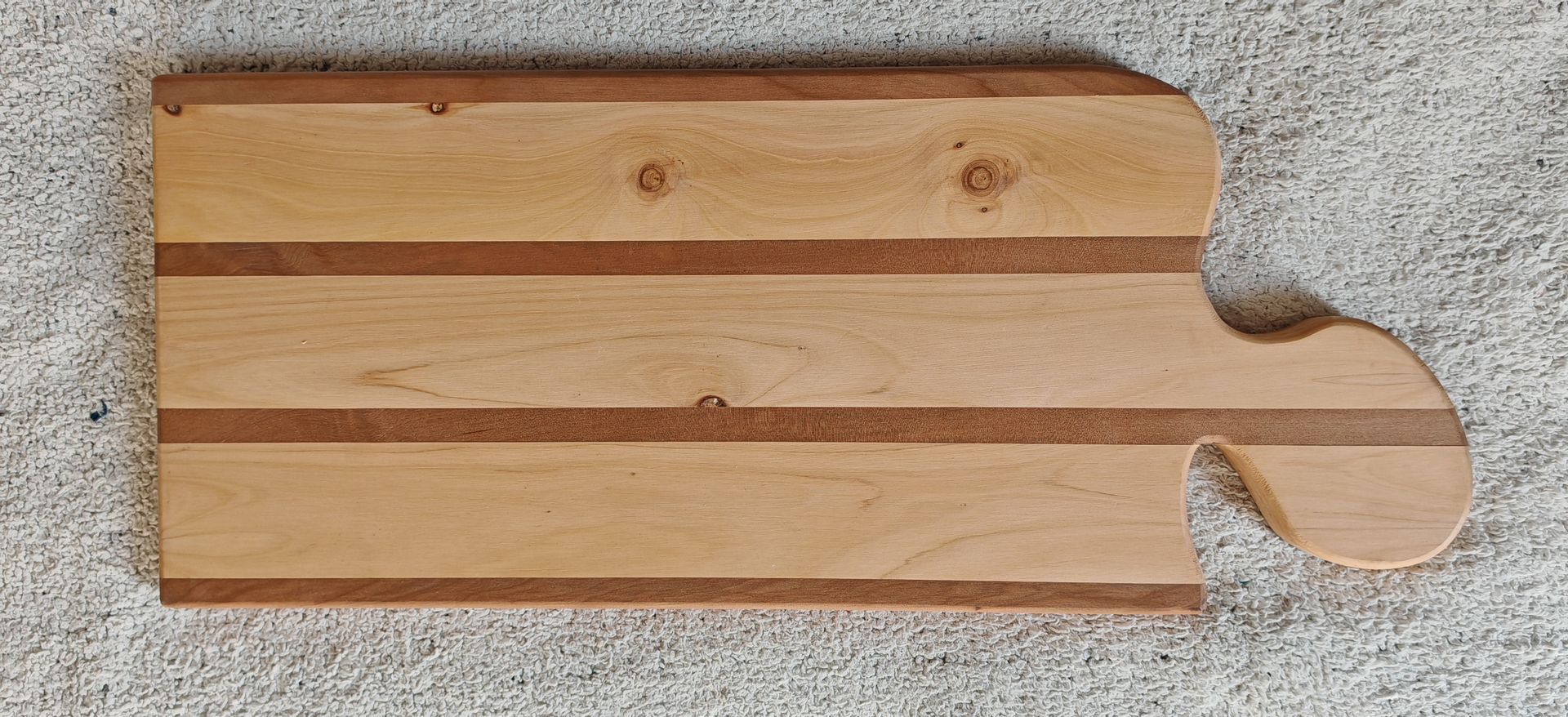 Una tabla de cortar de madera con forma de estado