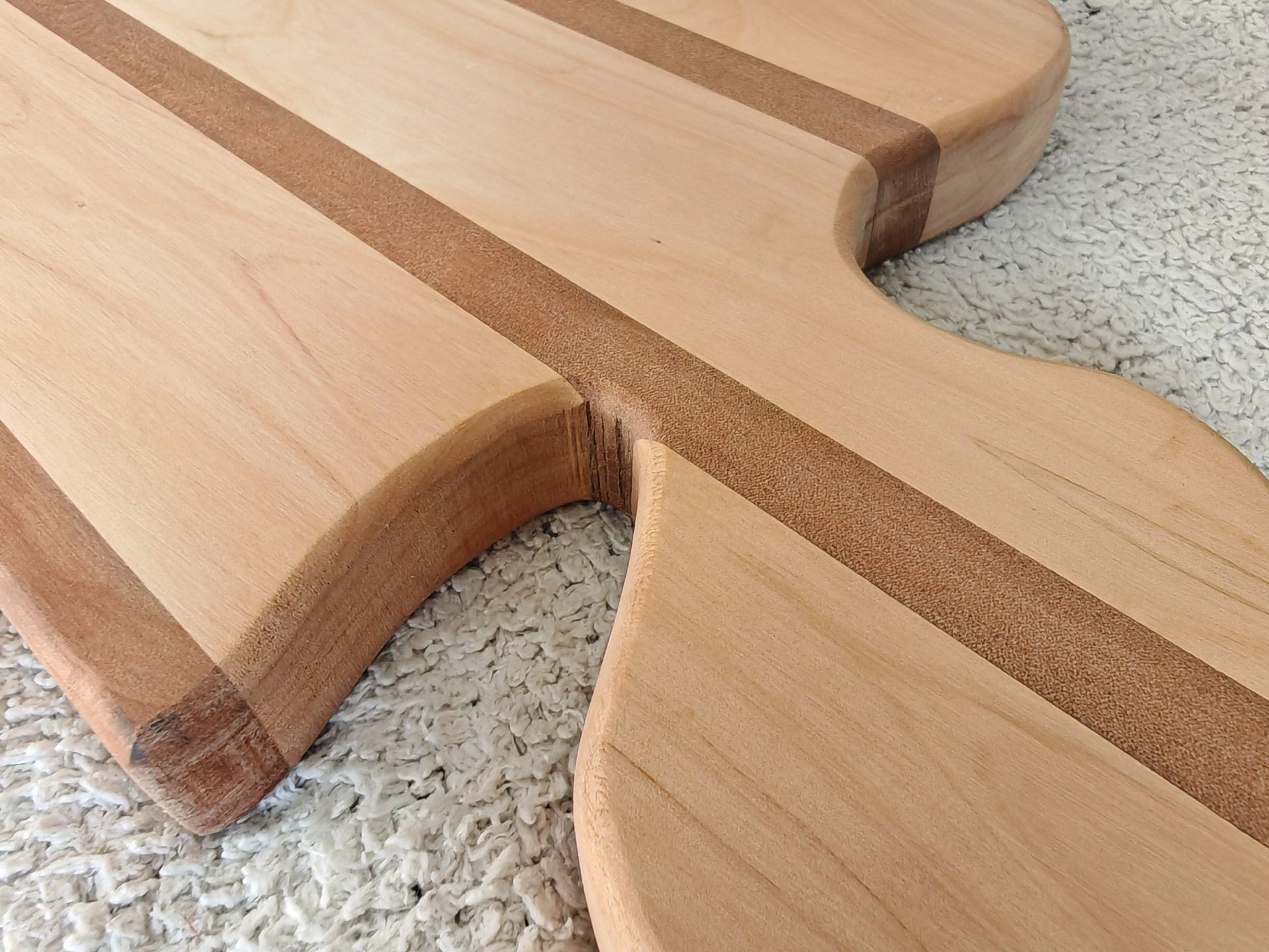 Una tabla de cortar de madera con forma de estado