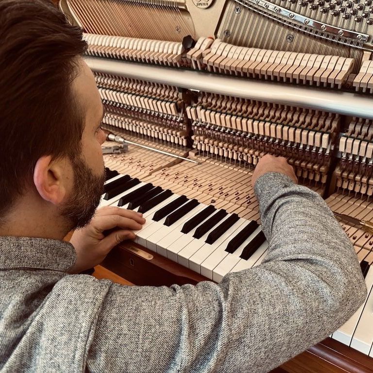 Max-Ole Tammen repariert eine Klaviermechanik