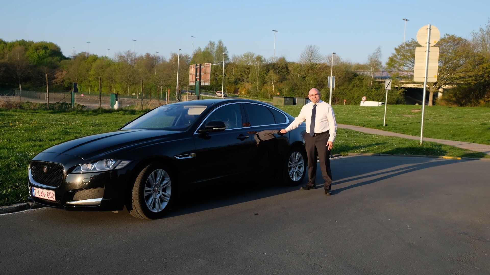 Photo extérieur d'une Jaguar noir avec son Chauffeur
