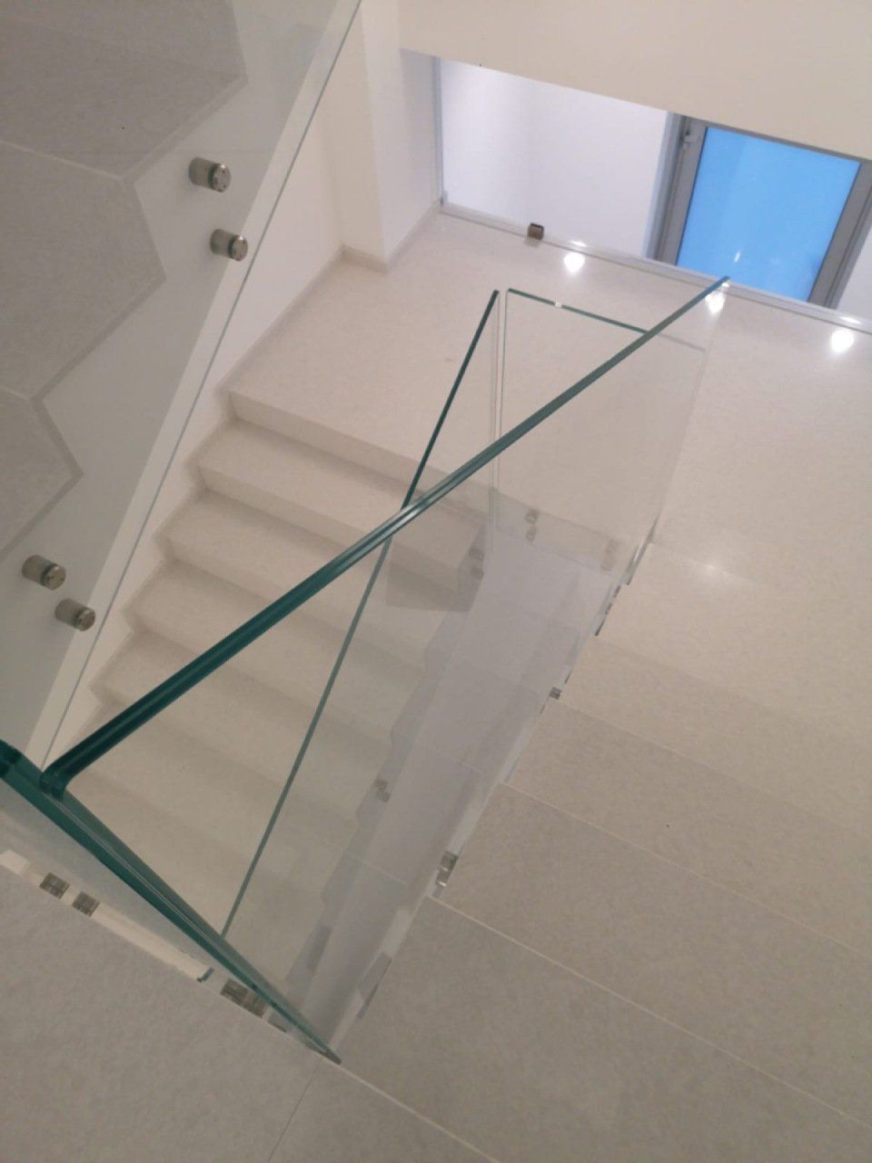 Scala con balaustra trasparente 2