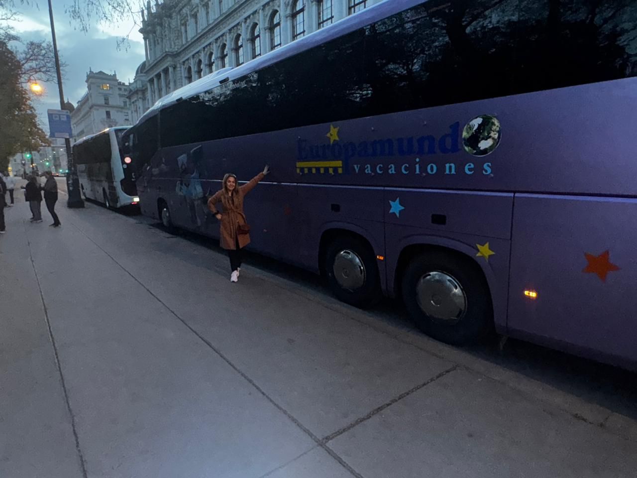 Formaciones rocosas rojas con un cactus contra un cielo azul.