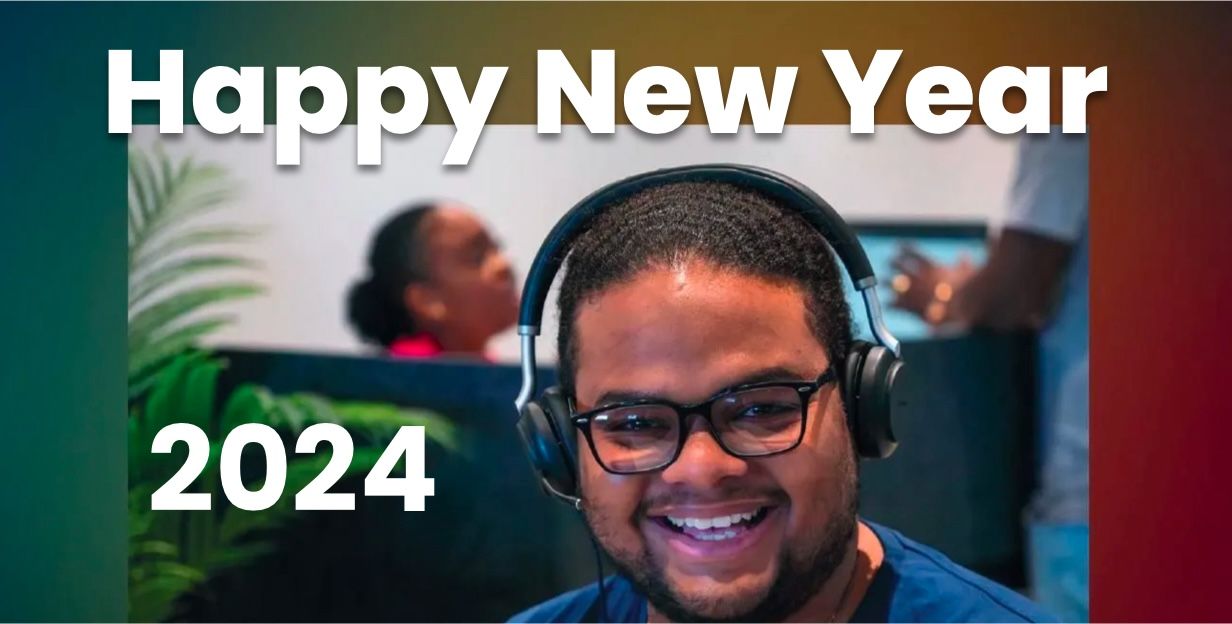 een man met een koptelefoon en een bril glimlacht en zegt gelukkig nieuwjaar 2024