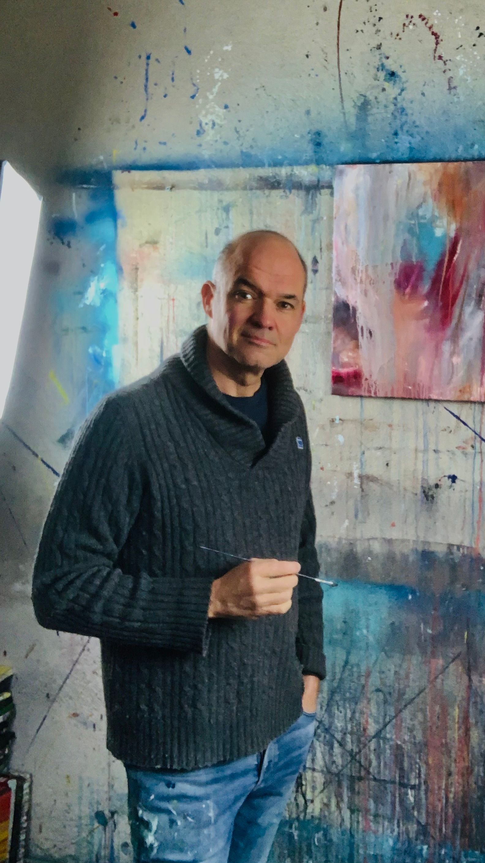 Jens Ochel vor einem seiner Bilder