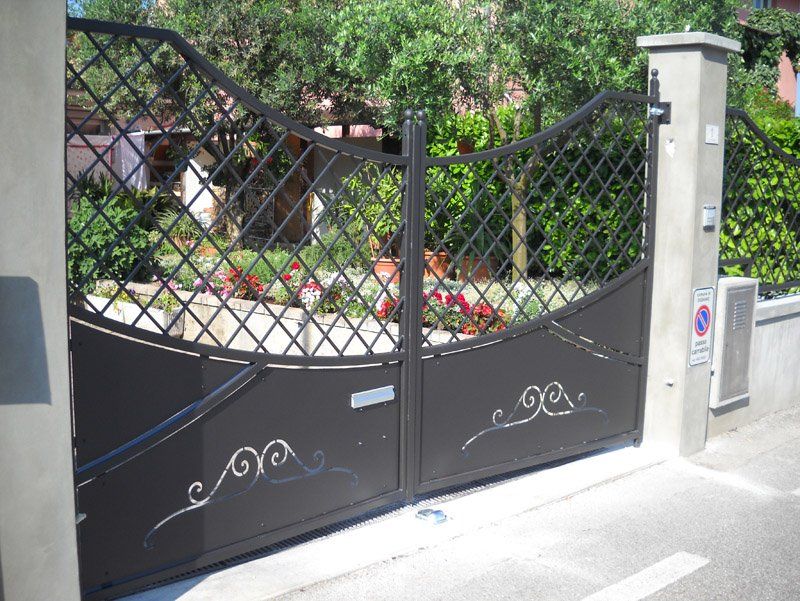 cancello in ferro con decorazioni