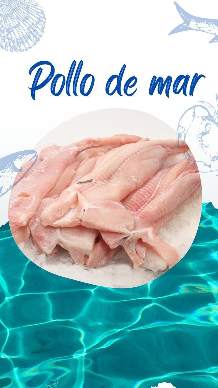 Un plato de pollo de mar está encima de un charco de agua.