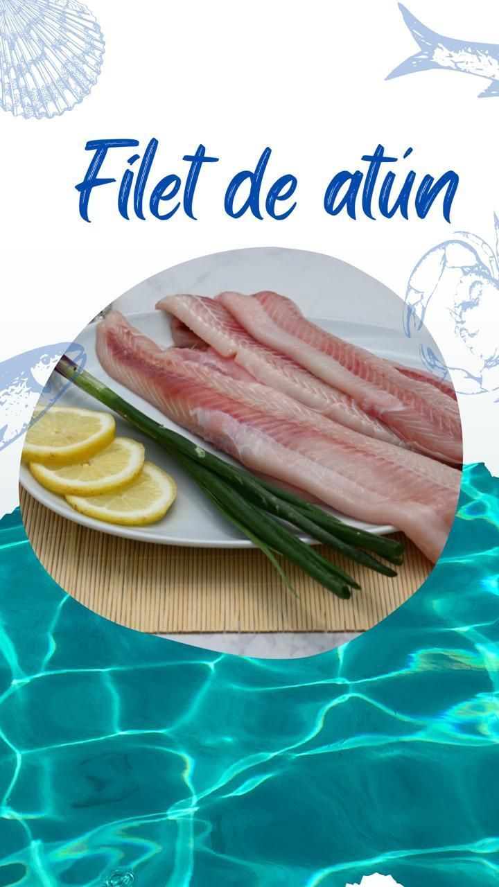 Un plato de filete de atún con rodajas de limón y cebollas verdes.