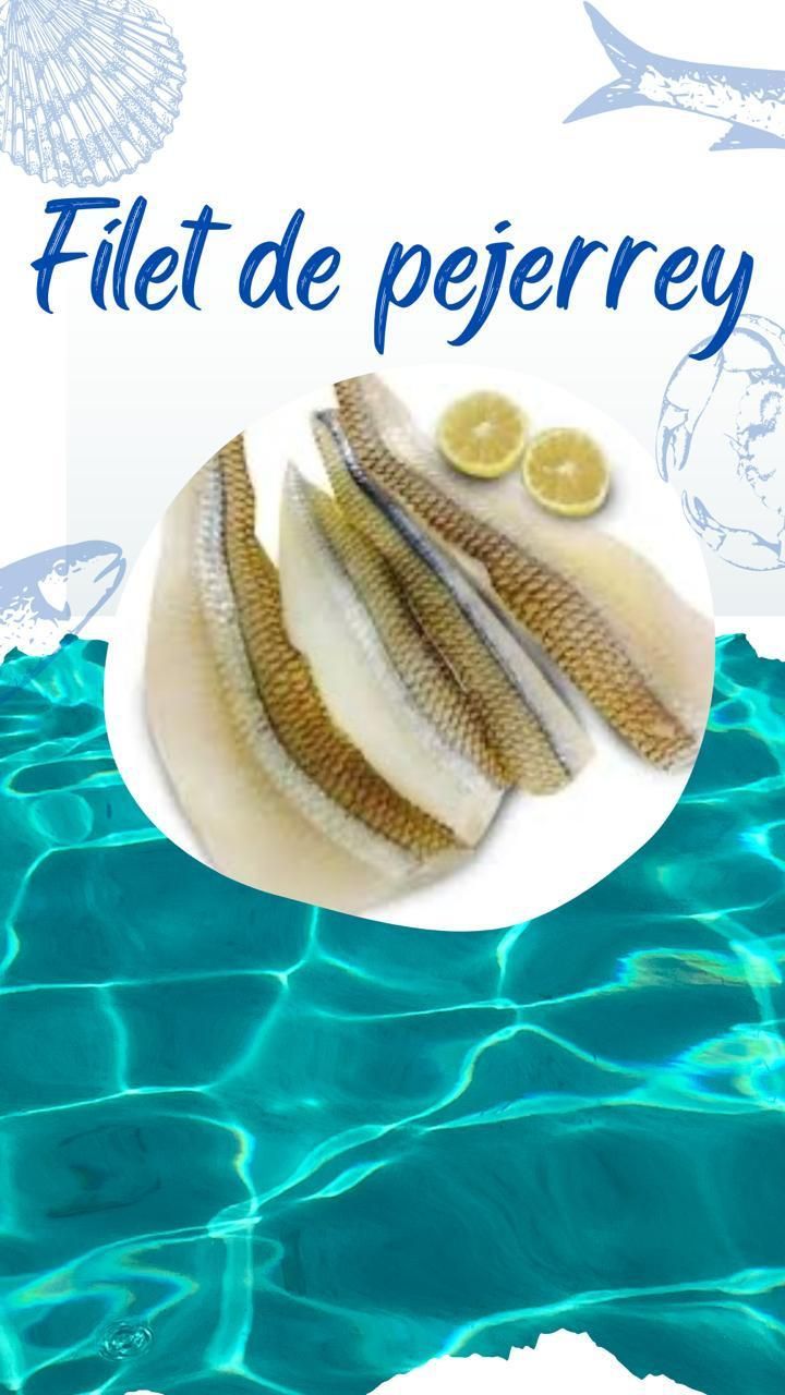Un plato de filete de pejerrey con rodajas de limón encima.