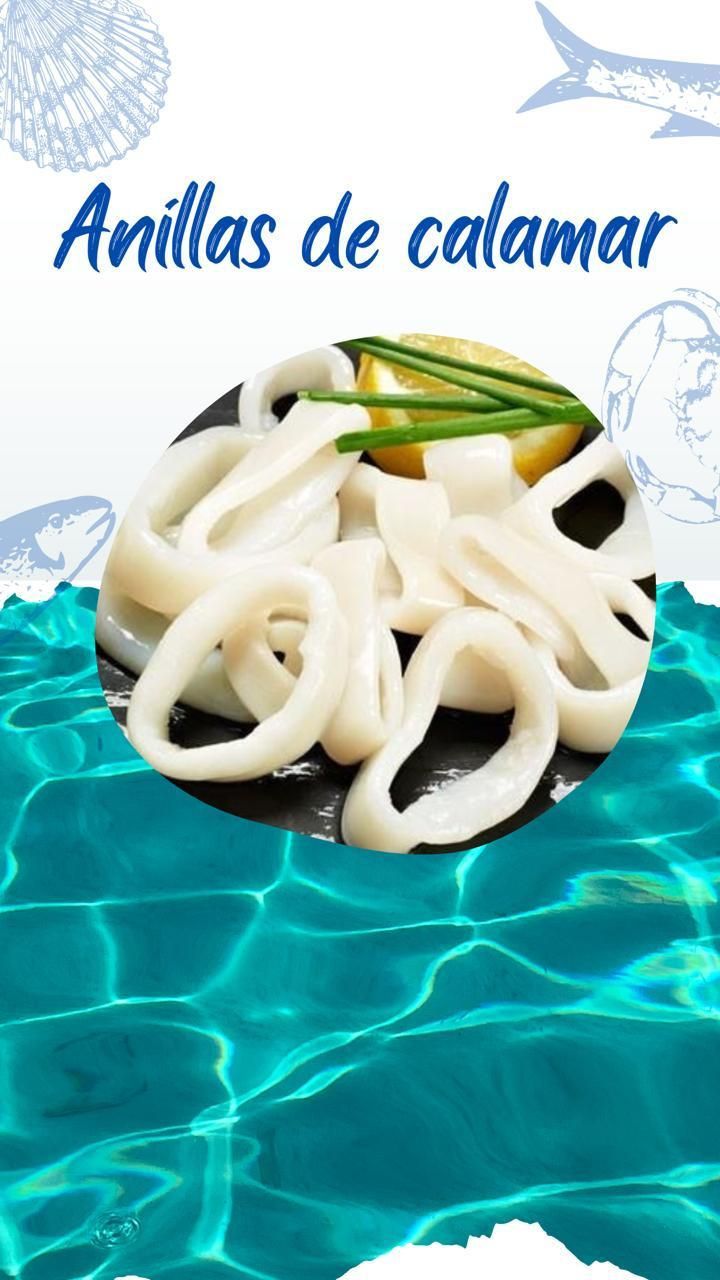 Un plato de anillos de calamar flota en el agua.