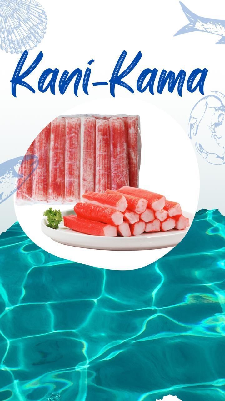 Un montón de palitos de cangrejo en un plato frente a un charco de agua.