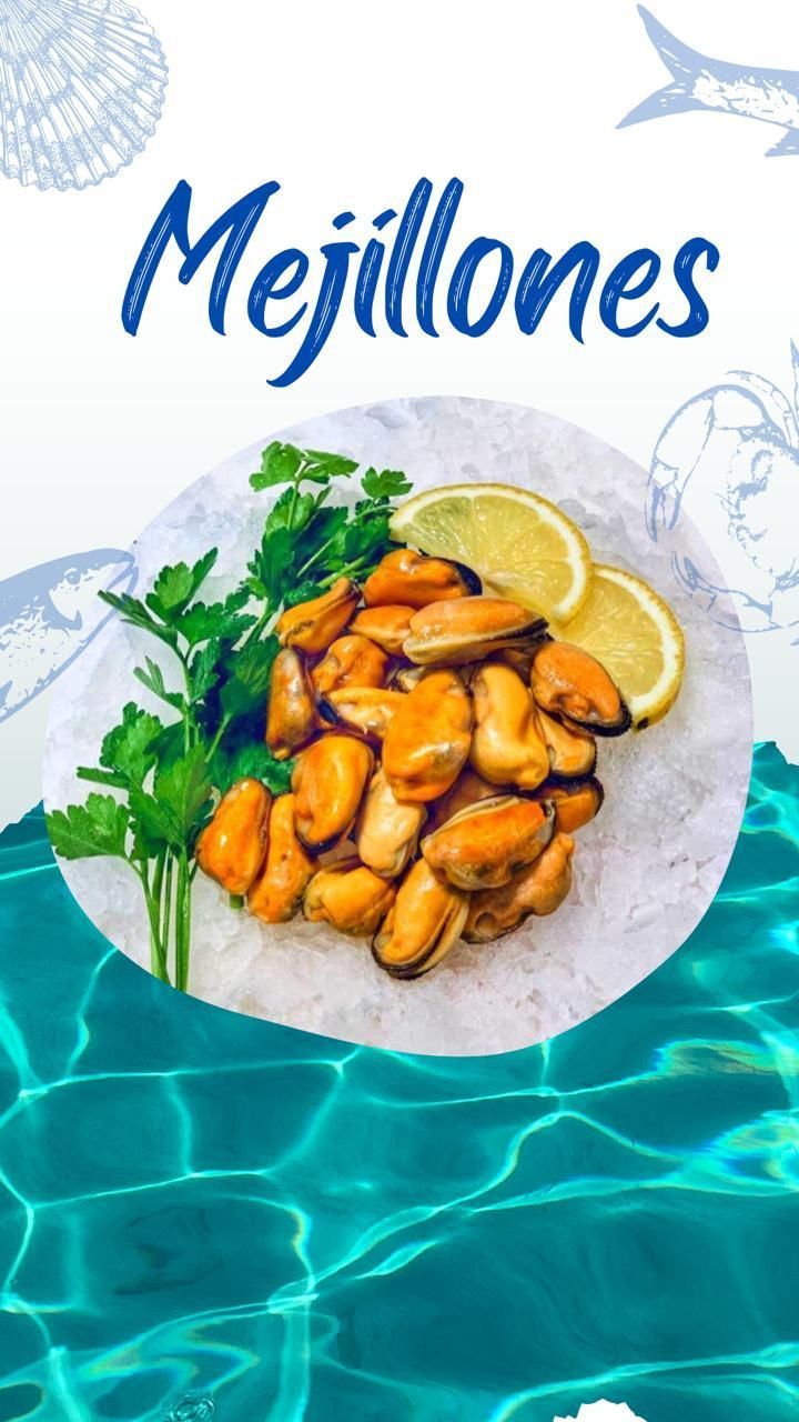 Un plato de mejillones con rodajas de limón y perejil