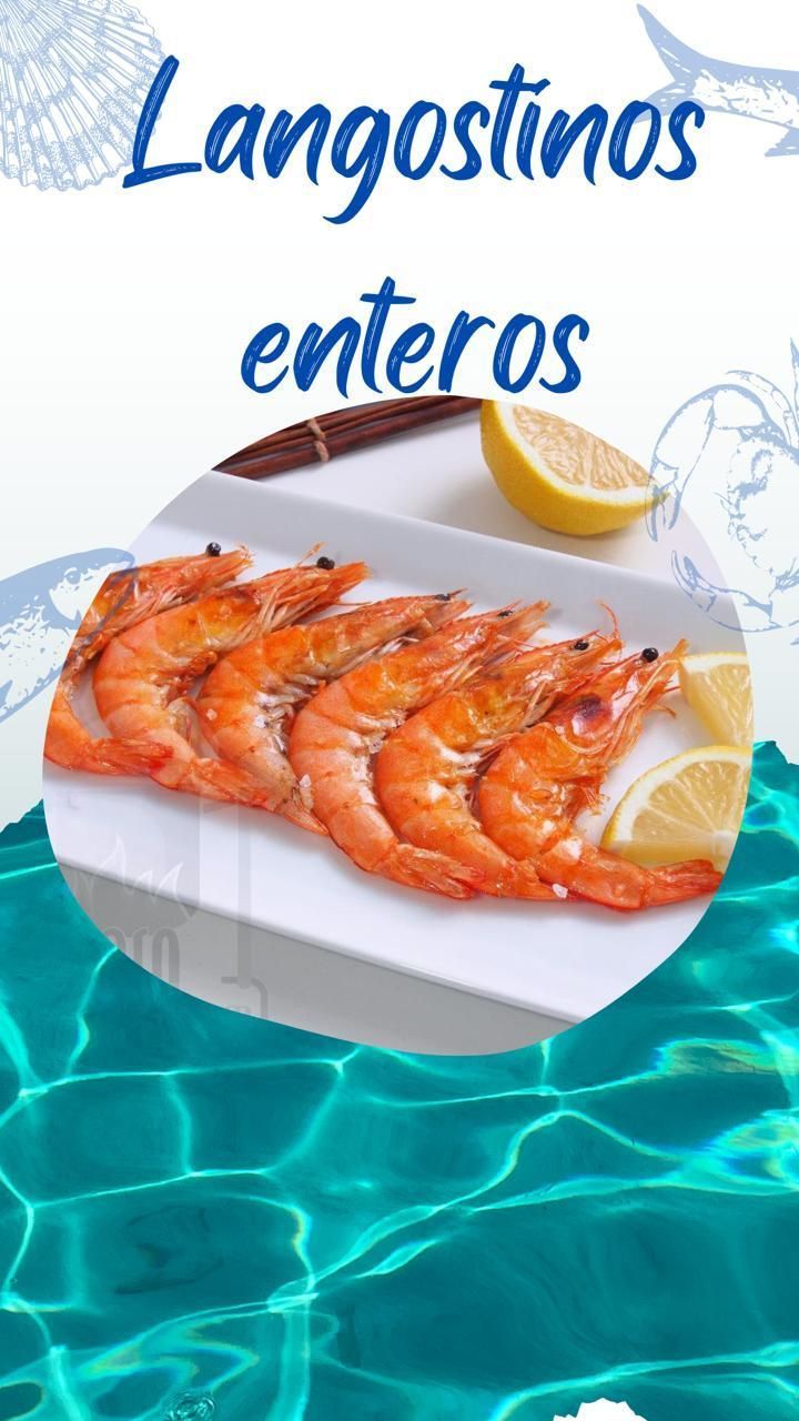 Un plato blanco cubierto con camarones y una rodaja de limón.