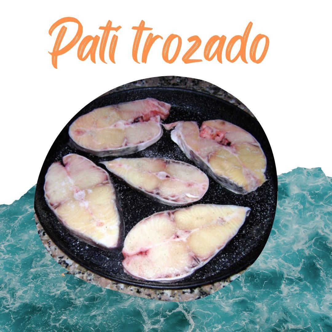 Una sartén llena de trozos de pescado con las palabras pati trozado encima.