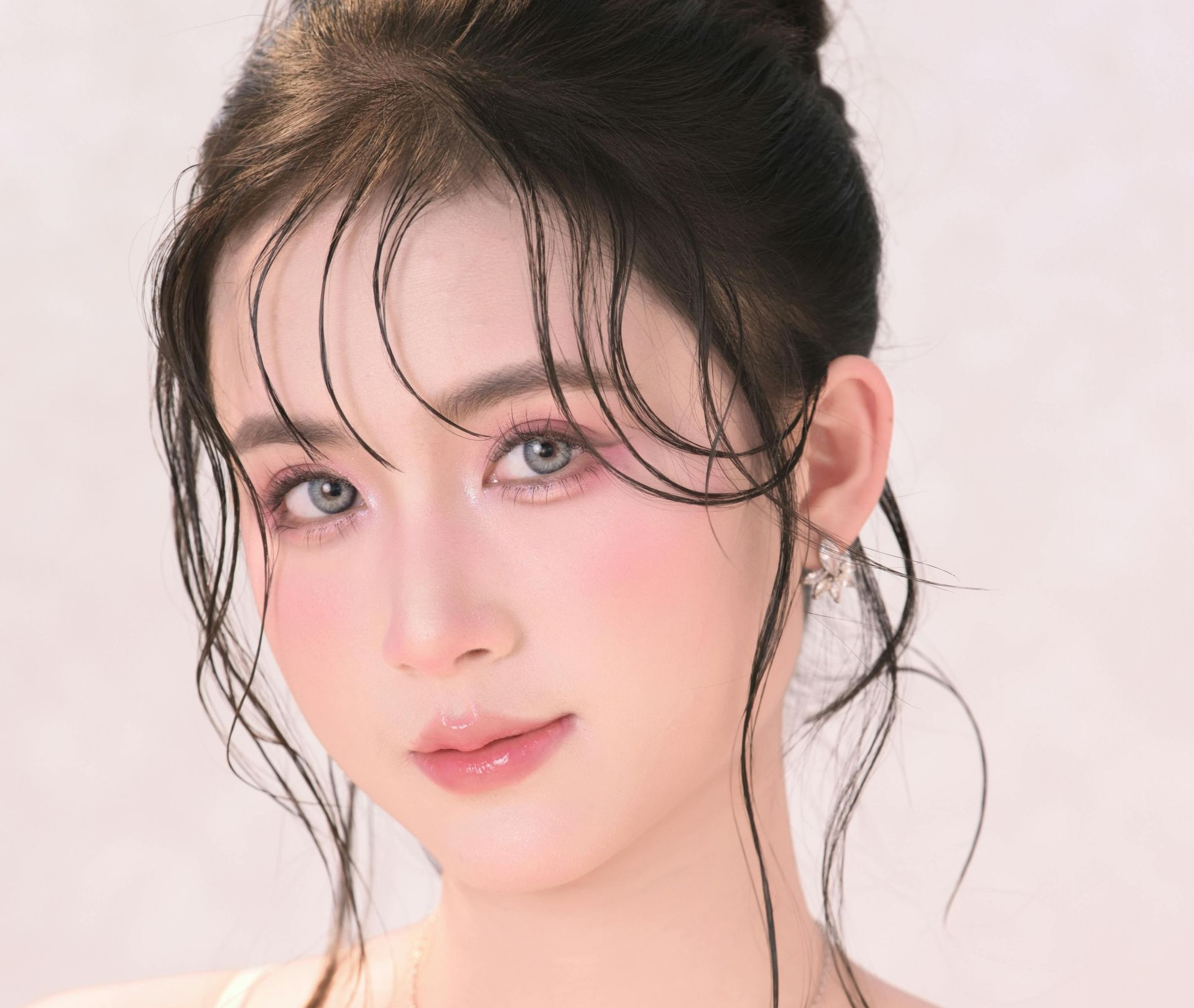 femme ayant eu reçu le soin visage lumière du temps