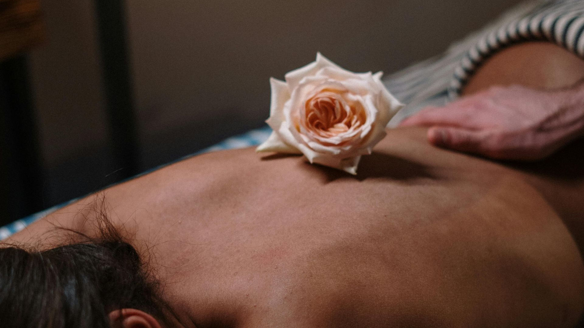 massage avec une rose