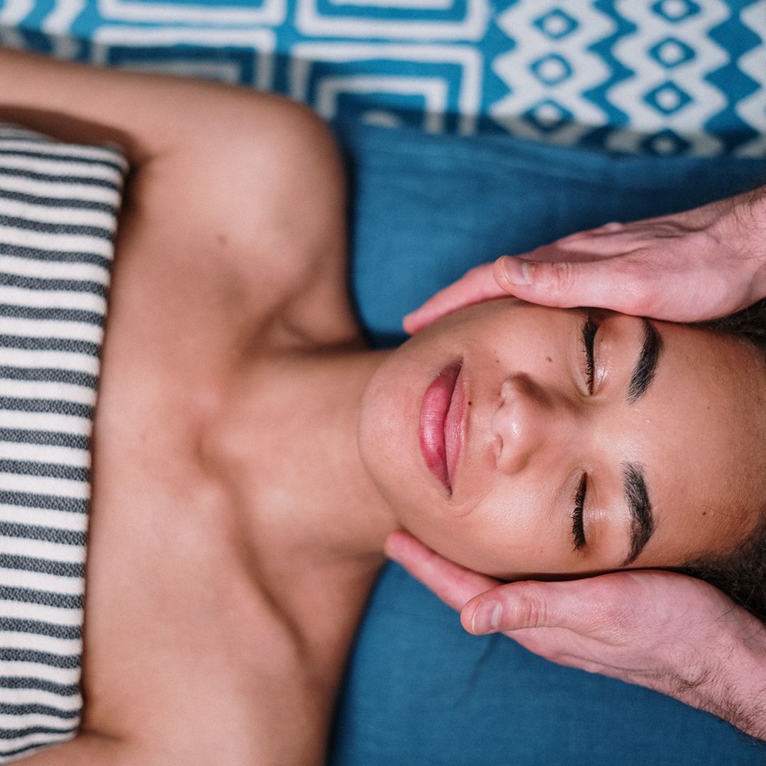 Soin du visage à domicile accompagné d'un massage relaxant