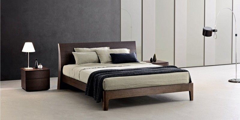 Interno della camera da letto con letto, comodini, lampade e una lampada da terra.