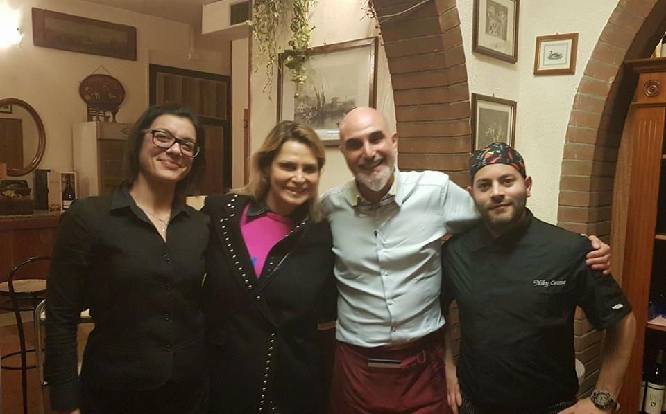 Simona Ventura al ristorante