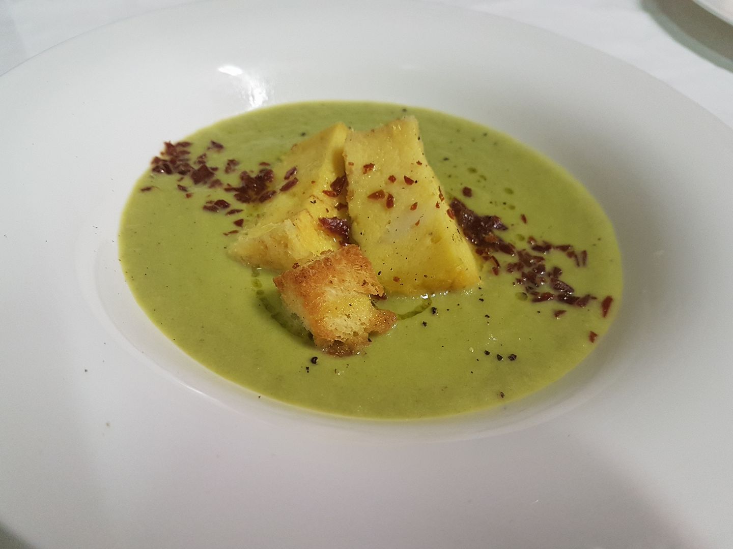 primo piano di una vellutata di piselli