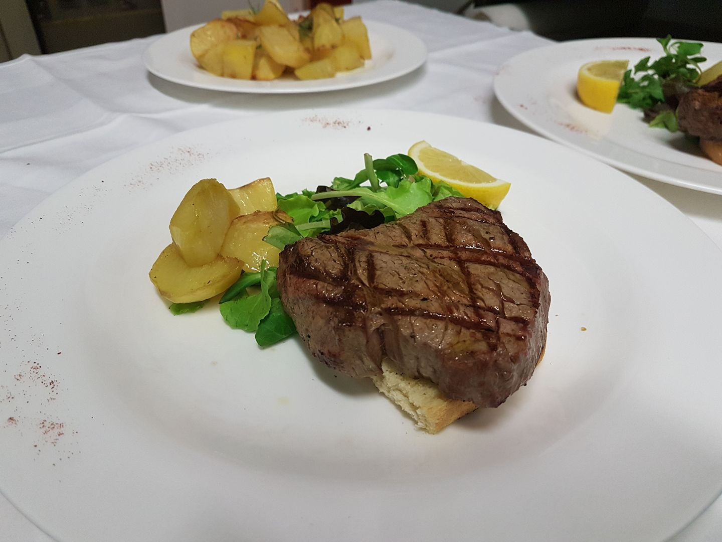 piatto di bistecca con patate al forno