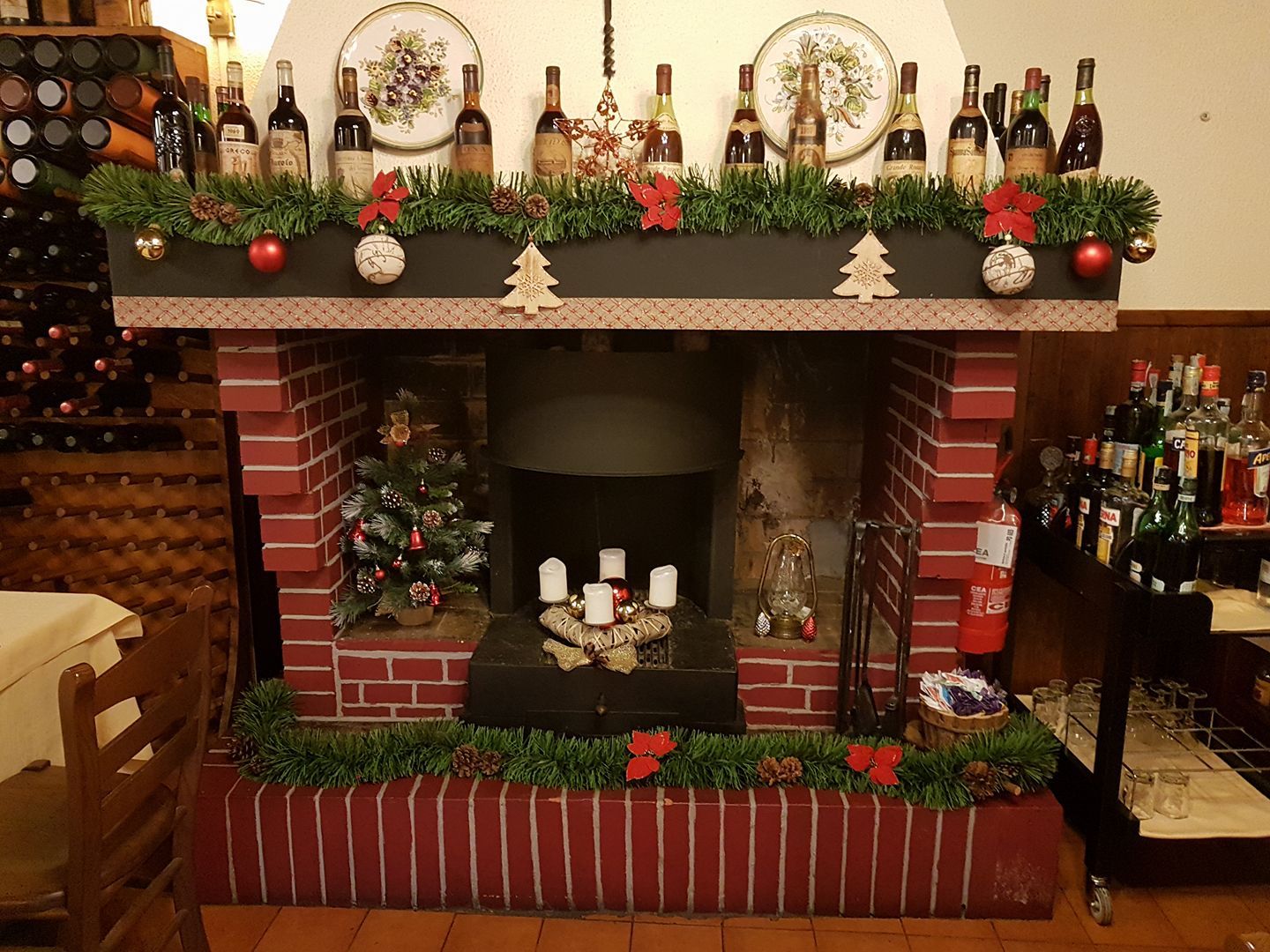 caminetto con addobbo natalizio