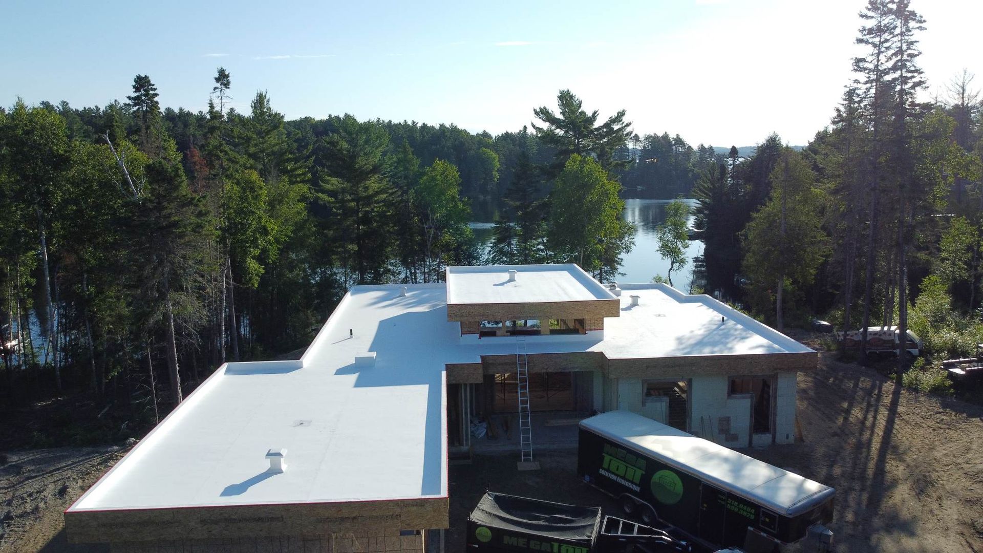 Une vue aérienne d'une maison avec un toit blanc