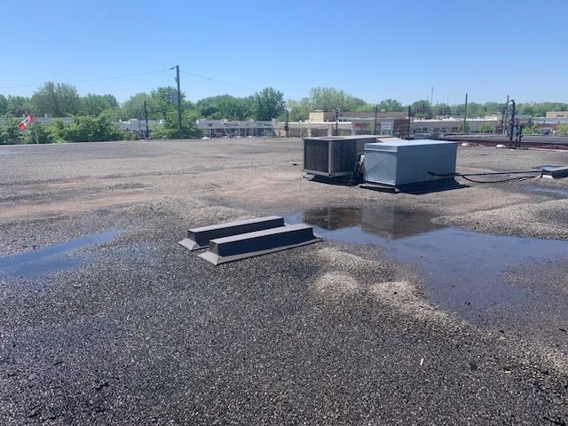 Un toit avec beaucoup d'eau dessus